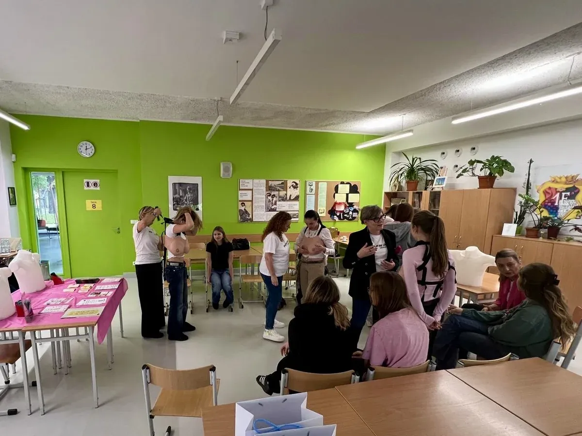 Zajęcia w klasie - uczennice ćwiczą samobadanie na fantomach